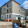 Plastering the walls of a school in Krasnoarmeysk