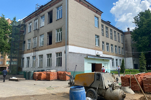 Plastering the walls of a school in Krasnoarmeysk